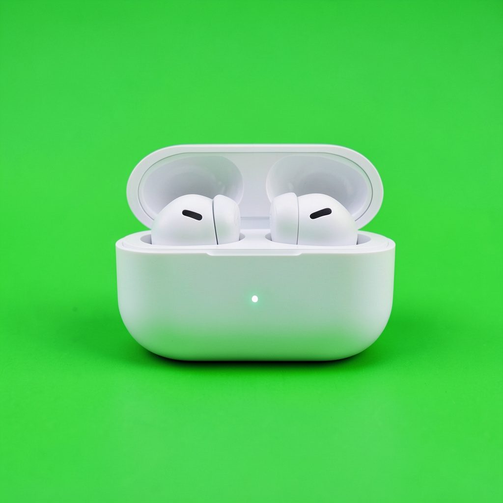Tai nghe kiểu Airpods Pro màu trắng cùng hộp sạc, chụp studio nền sáng