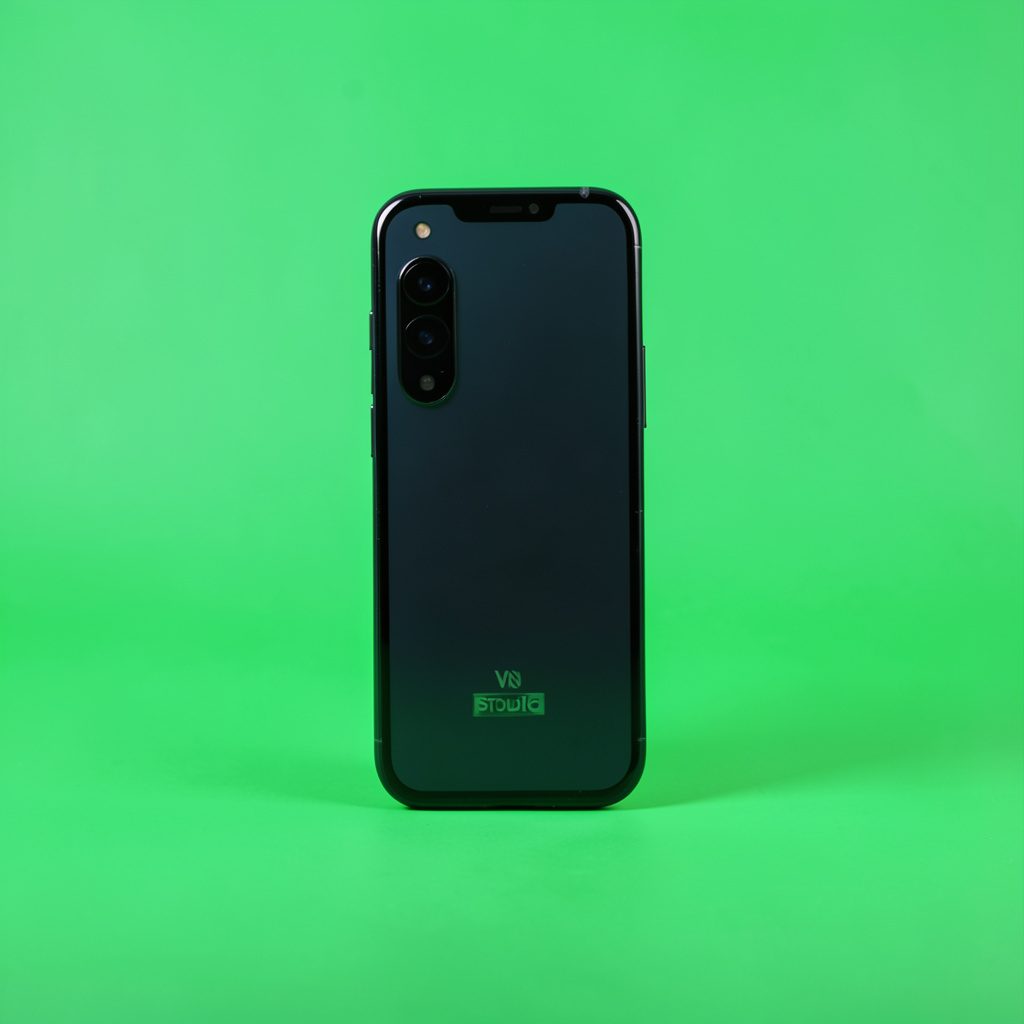 Ảnh studio tối màu với các phụ kiện điện thoại xếp gọn trên nền xám đậm, ánh sáng dịu tạo cảm giác công nghệ hiện đại