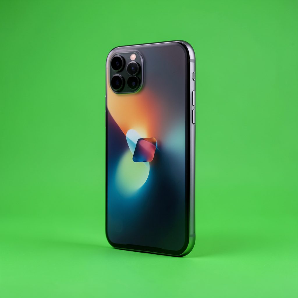 Ốp lưng iPhone màu hồng pastel với thiết kế trẻ trung, nền trắng nhẹ nhàng