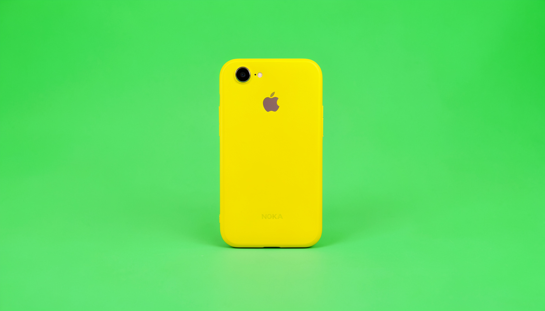 Điện thoại Nokia Lumia màu vàng tươi trên nền trắng, thiết kế nhỏ gọn trẻ trung